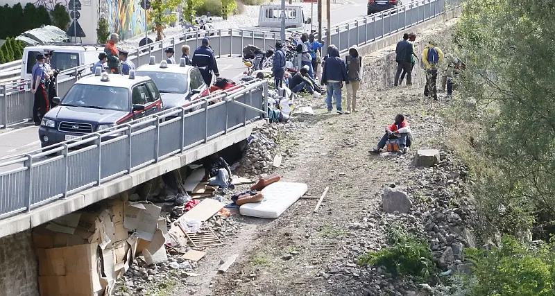 Sgomberata baraccopoli sotto ponte Virgolo