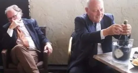 Il brindisi di Durnwalder con Cuno Tarfusser al bar subito dopo la sentenza di assoluzione