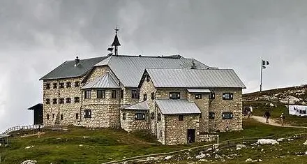 Il Cai duro: «Il rifugio Bolzano è nostro»