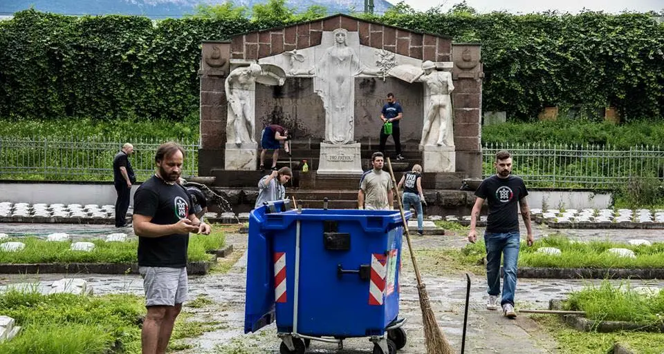 Bolzano, CasaPound ripulisce il cimitero militare di San Giacomo
