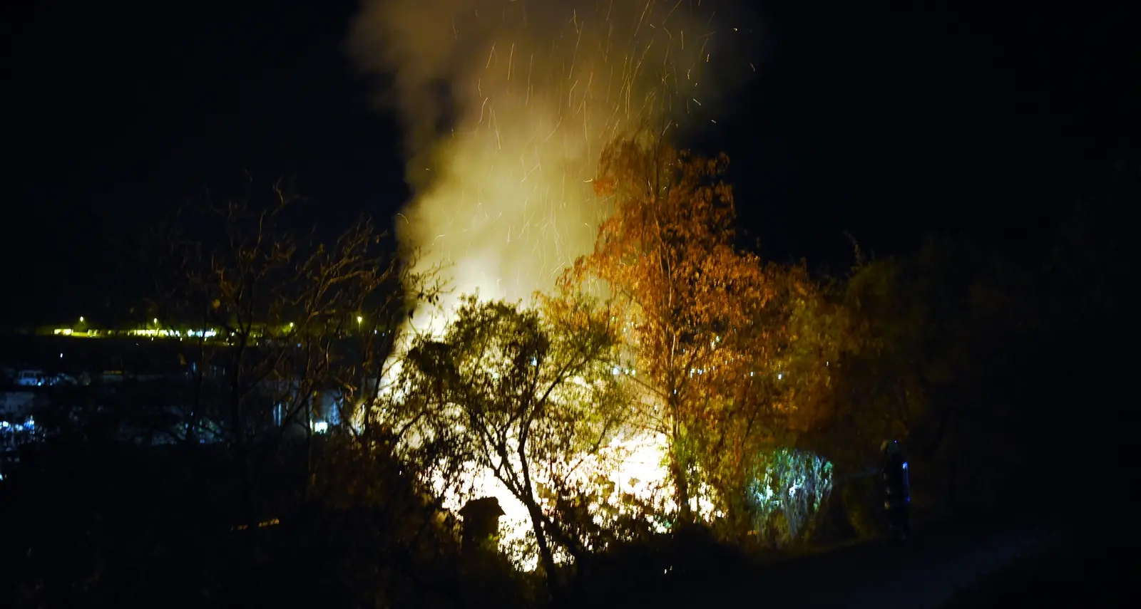 Bressanone, rogo nella notte distrugge un edificio