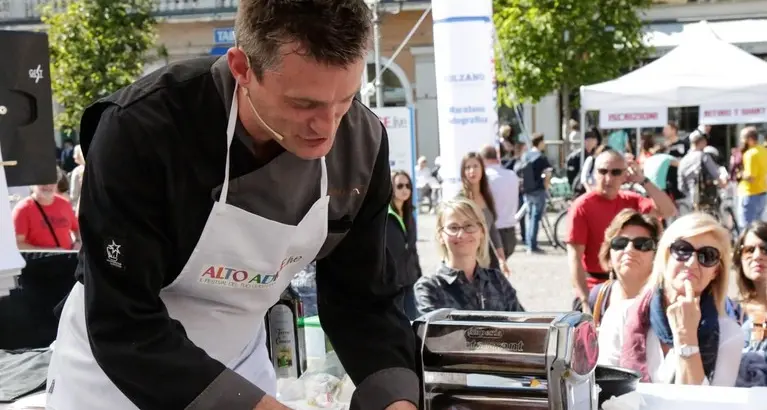 Bertol e Costa ai fornelli In piazza trionfa la cucina
