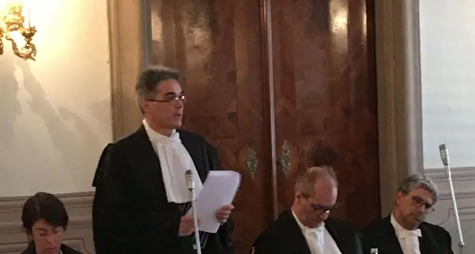 «Troppe consulenze e superindennità»