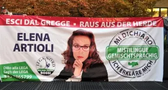 Maxi-striscione per i mistilingui Troppo grande, e la Lega rinuncia