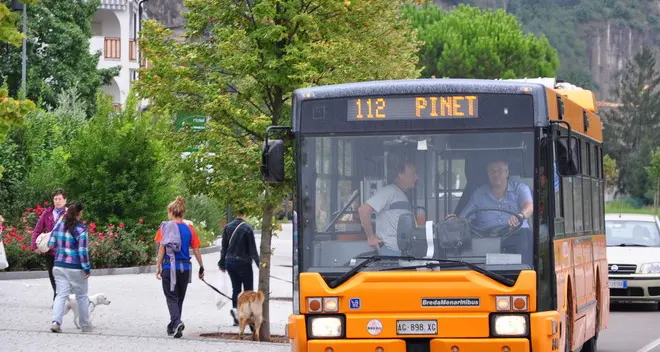 La protesta delle mamme di Laives: «Pochi bus per gli scolari»