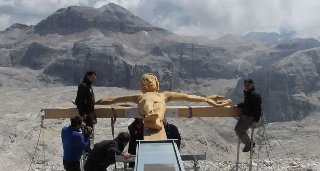 Il Cristo “pop” di Lardschneider veglia sull’intera Gardena