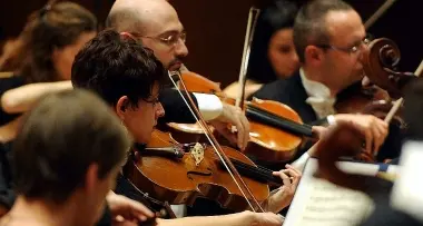 Tagli alla cultura: l'orchestra regionale Haydn suona per protesta in piazza a Bolzano