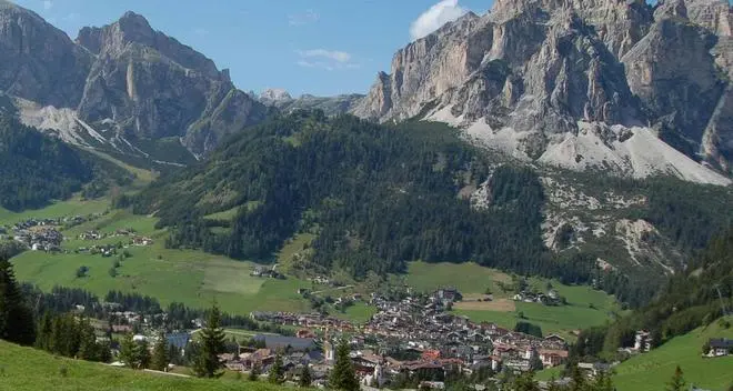 Corvara invasa da 380 mila auto