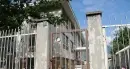 Salta il cancello della scuola e rischia di morire