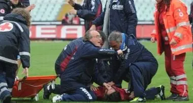 Calciatore muore in campo, sospesi tutti i campionati