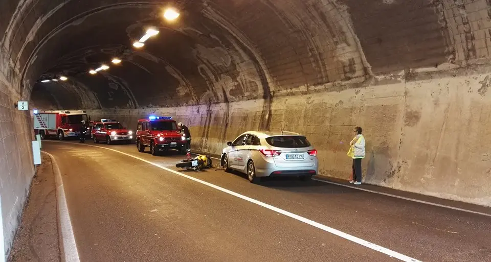 Chiusa, scivola in moto e va a sbattere contro un'auto