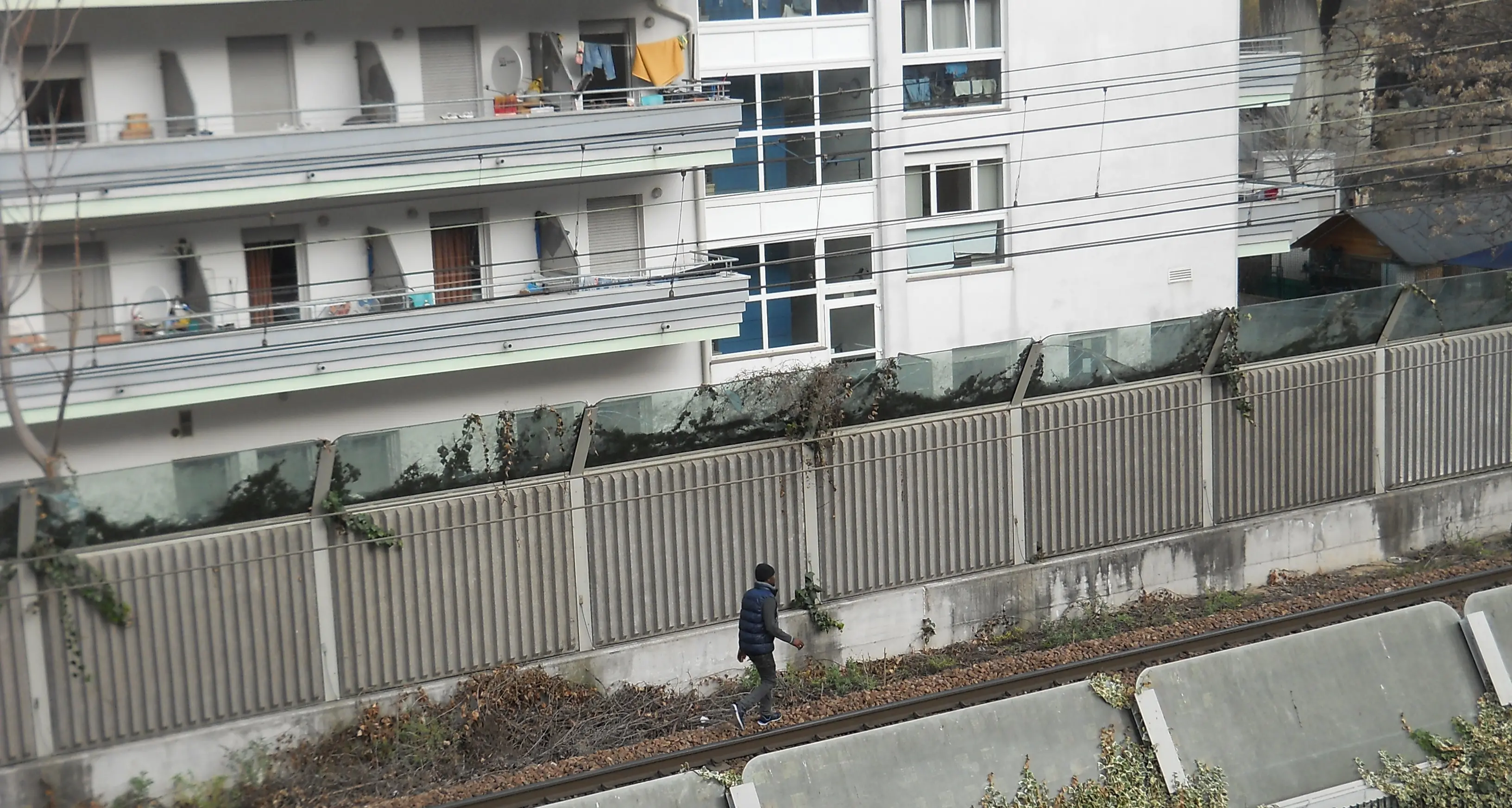 A piedi sui binari tra Bolzano ed Innsbruck: paura per i migranti