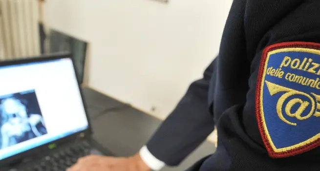 Ricatta una 14enne in chat «Metto online le foto hard»
