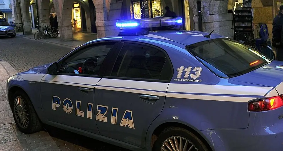 Bolzano, danneggia le auto e lo pestano a sangue