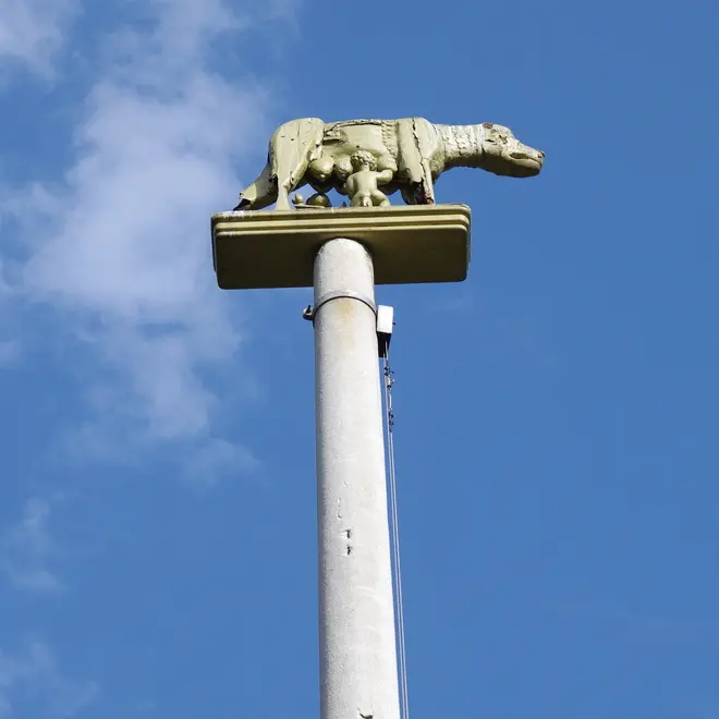 Bolzano, la lupa e il leone via da Ponte Talvera