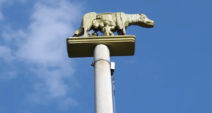 Bolzano, la lupa e il leone via da Ponte Talvera