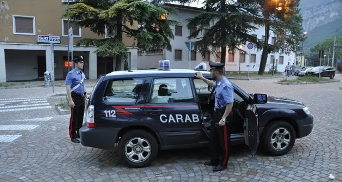 Sfascia auto dell'ex fidanzato, giovane donna arrestata