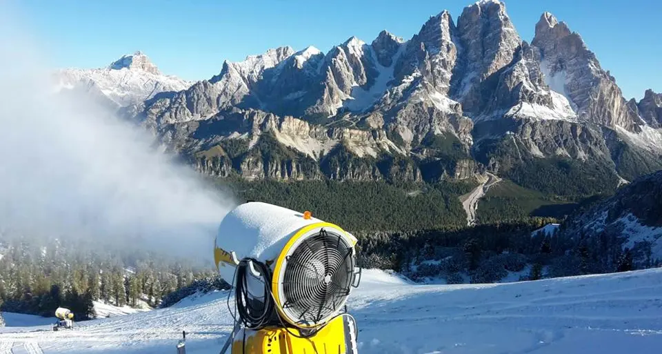 Sulle Dolomiti in azione i cannoni da neve