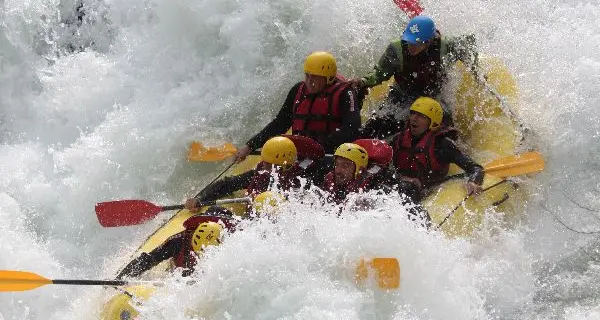 La Roma fa rafting nell'Aurino: tante risate e qualche brivido sulle rapide