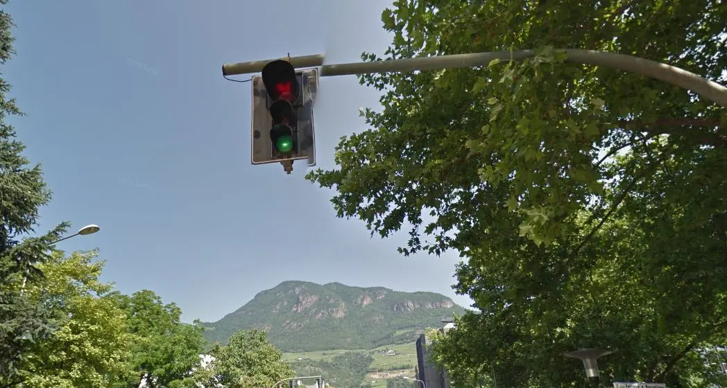 Bolzano, pedone investito da un'auto in via Duca d'Aosta