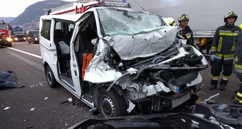Minibus contro tir: un morto in A22 a Laimburg