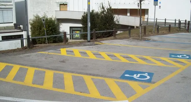 Parcheggia sull’area disabili con il pass della madre morta