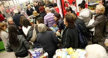 Tutto al 50%, assalto al supermarket