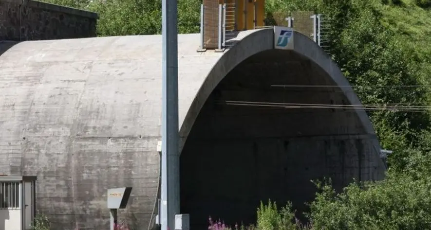 Bloccati nel tunnel treno e 32 viaggiatori
