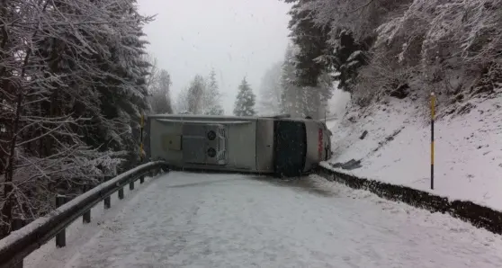 Pulmino ribaltato per la neve: 7 ragazzi feriti, a bordo l'ex campione biancorosso Topatigh