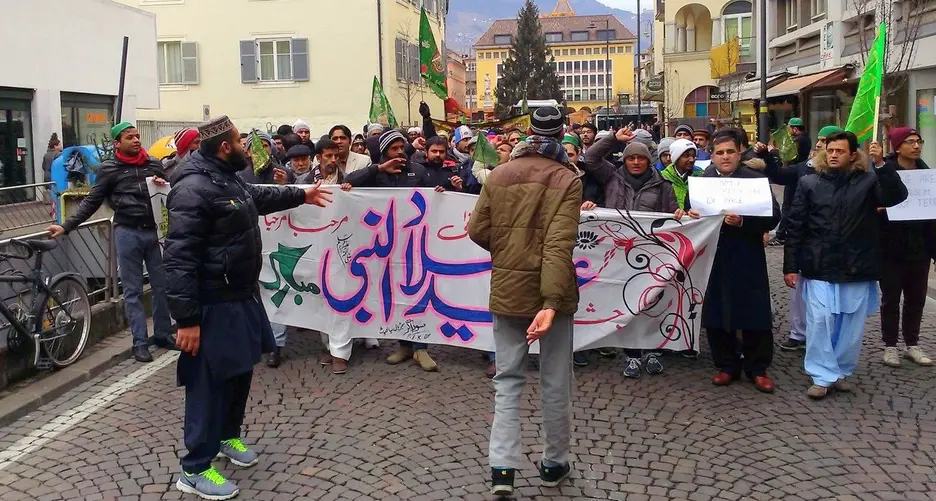Bolzano, 300 islamici in piazza: «Non siamo dei terroristi»