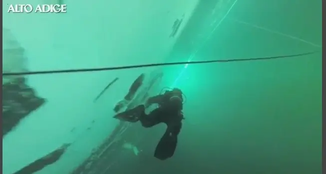 Immersione sotto il ghiaccio nel lago alpino a 2.100 metri di quota