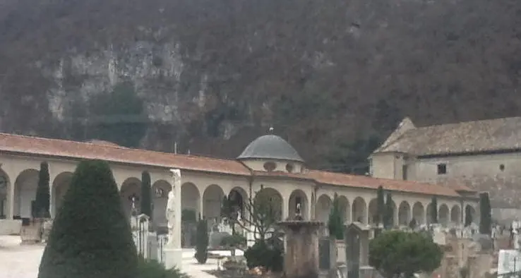 Salorno, un «giro di vite» del Comune sui loculi