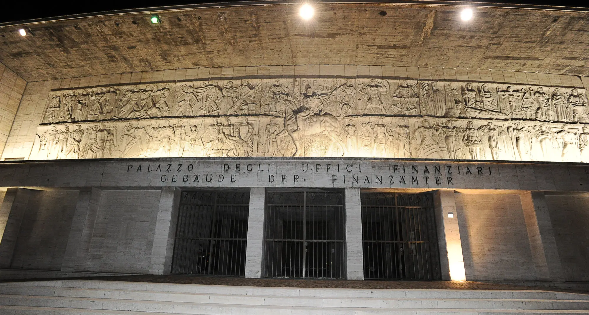 Una scritta di metallo sopra il bassorilievo del duce