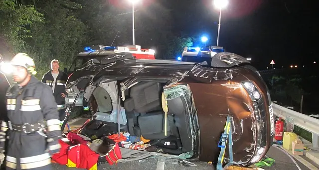 L'auto si ribalta e un turista resta incastrato tra le lamiere