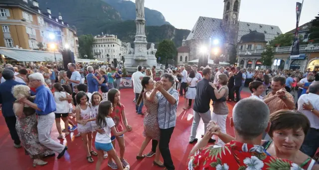 Il valzer in piazza incanta la città