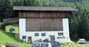 TRAGEDIA IN ALTO ADIGEBimba di quattro anni muoresotto un contenitore per il fieno