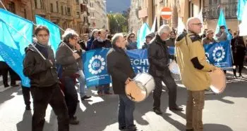 Bancario licenziato, i colleghi scendono in piazza a Bolzano