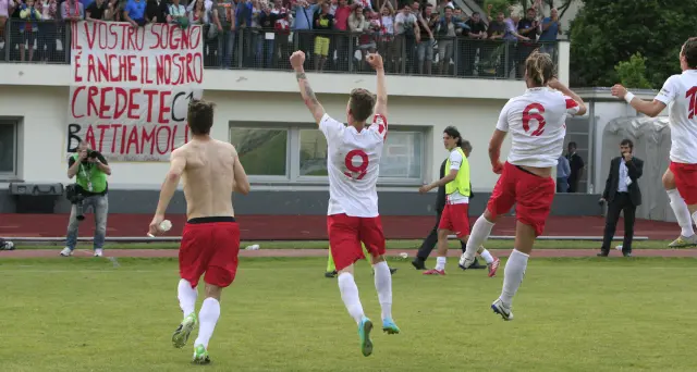 Calcio, l’Fc Alto Adige batte 2 a 1 la Cremonese ed è in finale per conquistare la serie B