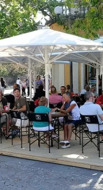 Bolzano: piazza Walther, i bar contro la tassa gazebo. «Paghiamo già tanto»