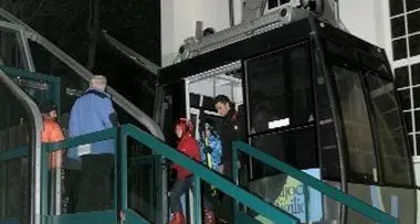 Funivia bloccata, sciatori furenti