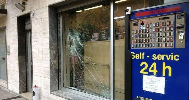 Furto al tabacchino in via Mendola: ladri lasciano tracce di sangue