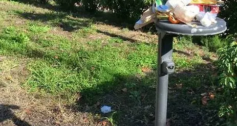 Lana, il parcheggio del supermercato ridotto a discarica
