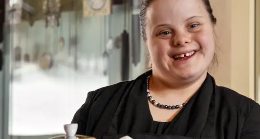 Astrid, la ragazza coi guanti bianchi che sogna di fare la pasticciera