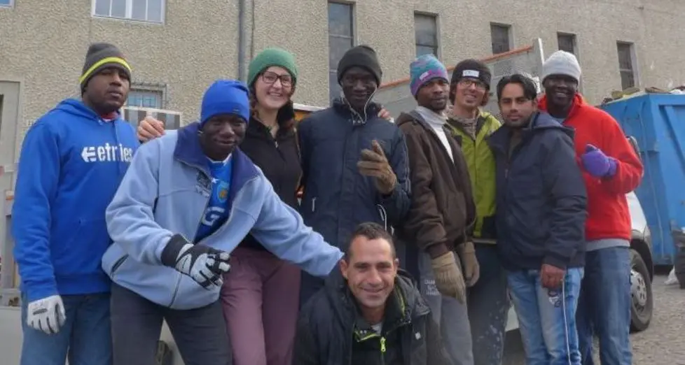 I profughi sono volontari alla Casa della solidarietà