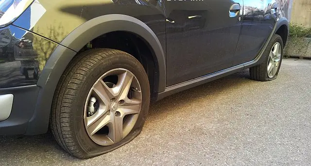 Vandali di Natale contro un'auto in via Resia