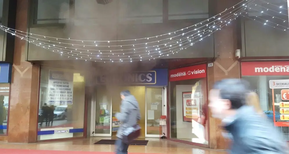 Bolzano: incendio all'Euronics di Corso Libertà