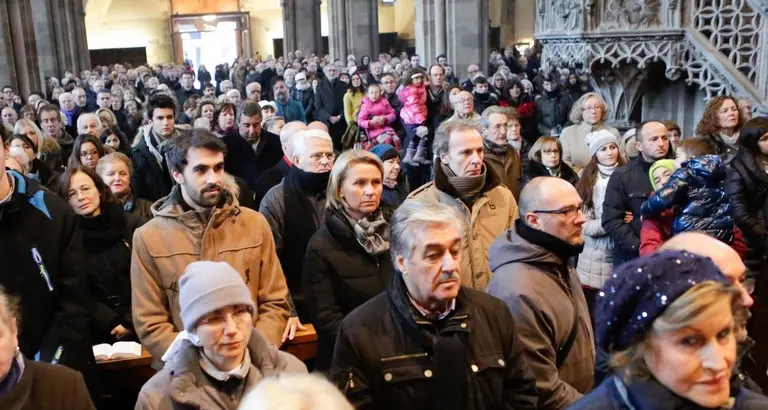 Aperta la Porta Santa «Pensiamo a chi soffre»