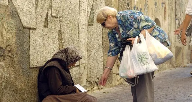 Il Comune di Bolzano: \"Ai mendicanti niente soldi, ma piantine della città\"