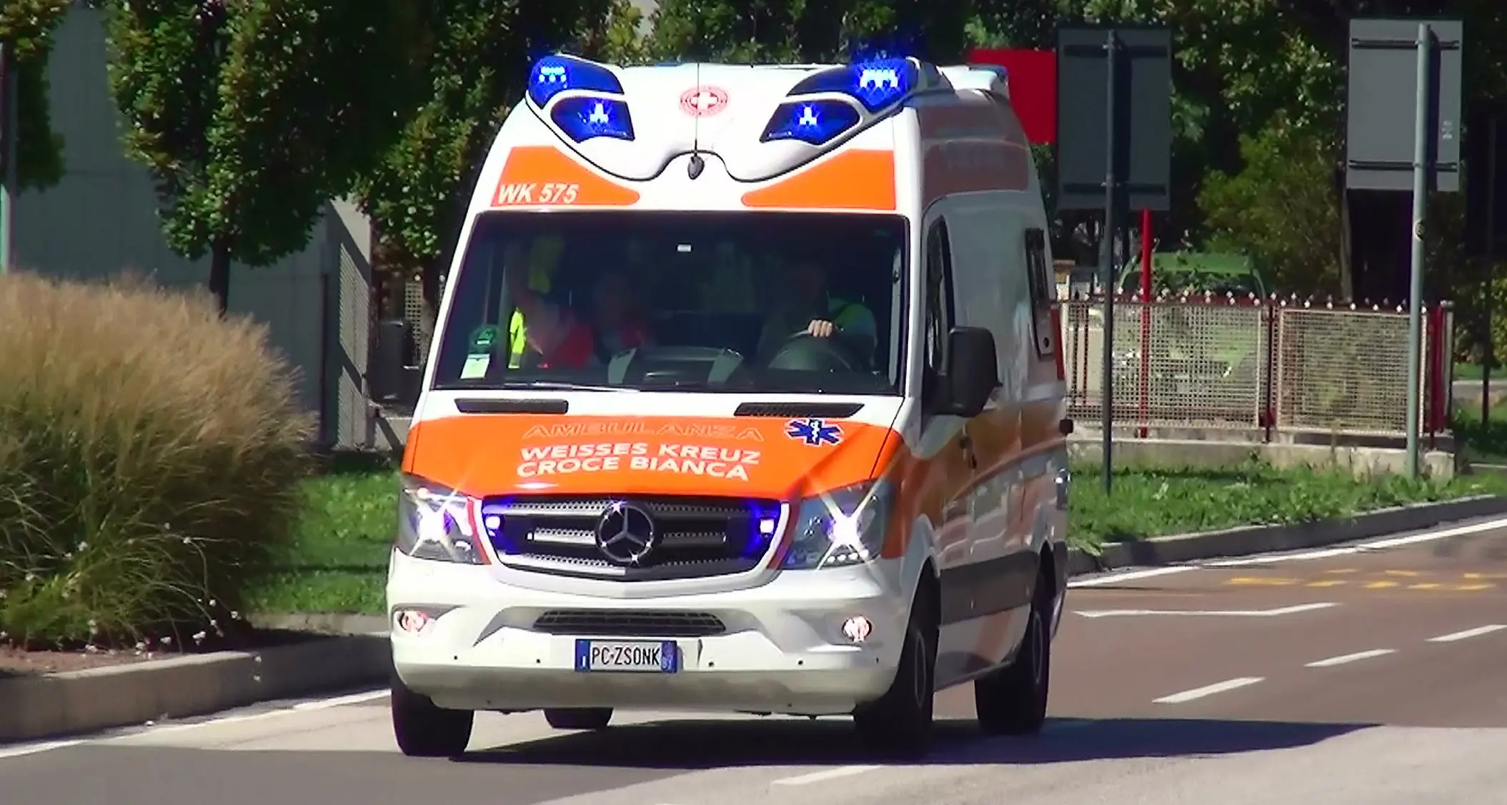 Chiusa, si schianta contro il guard rail in A22: ferito un 18enne