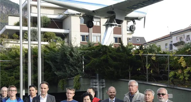 Bolzano, nel cortile della scuola spunta...un aereo